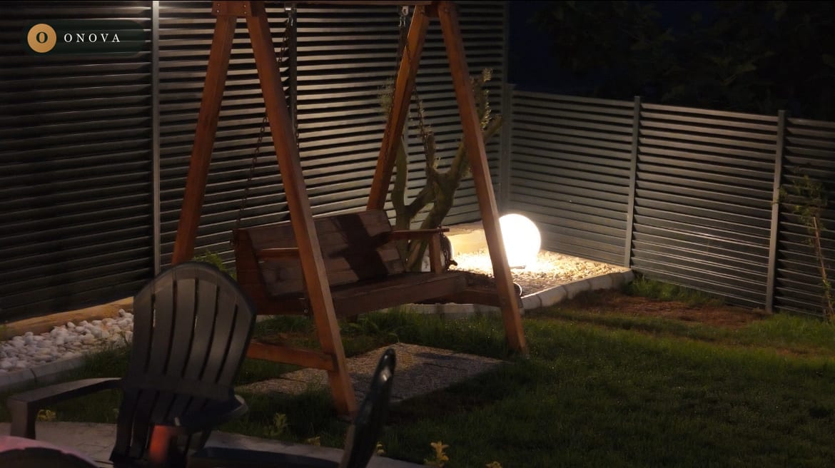 Gece aydınlatmalı bahçe salıncağı