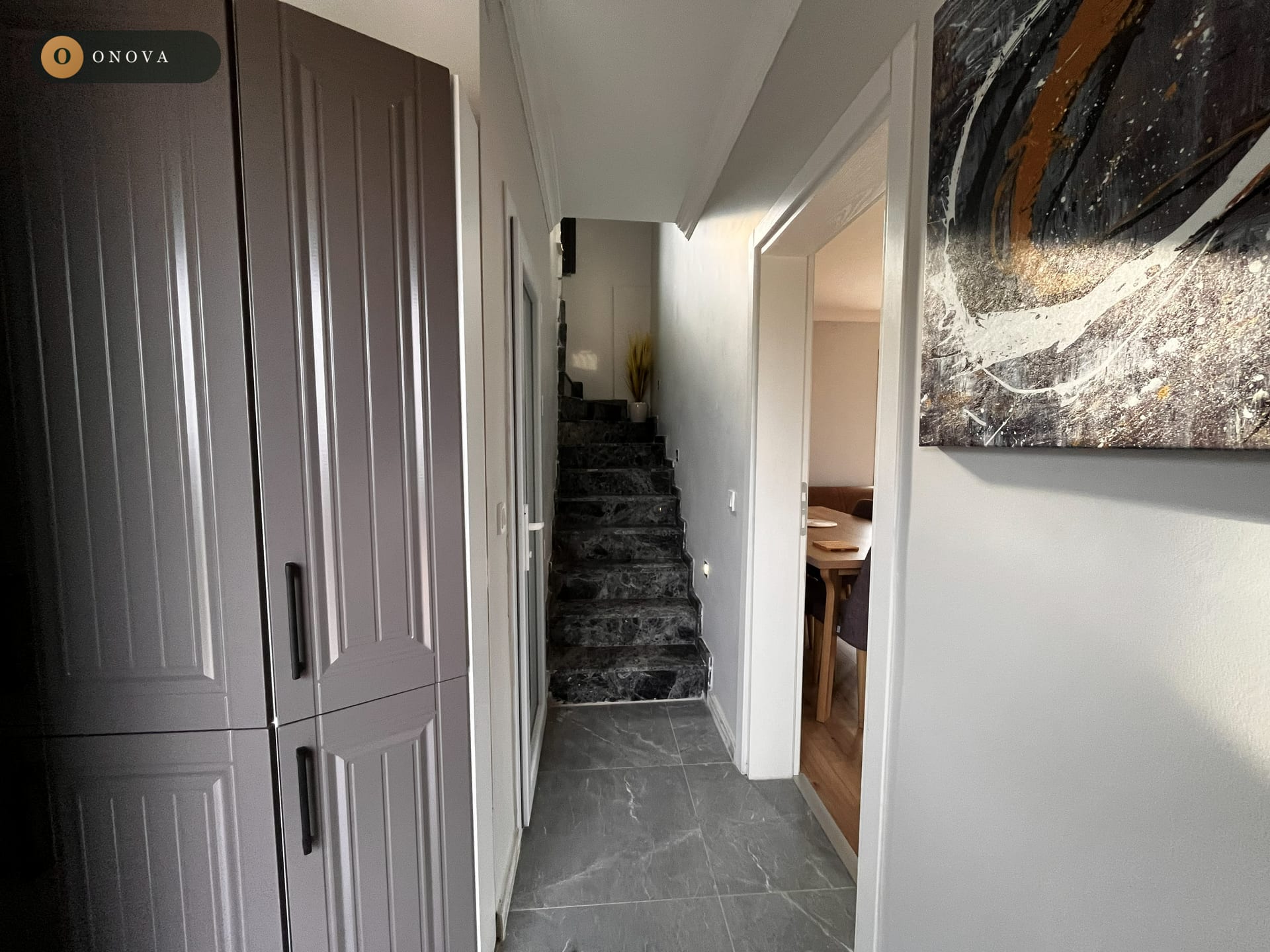 ONOVA Live Nature villa giriş cephesi, ahşap detaylar