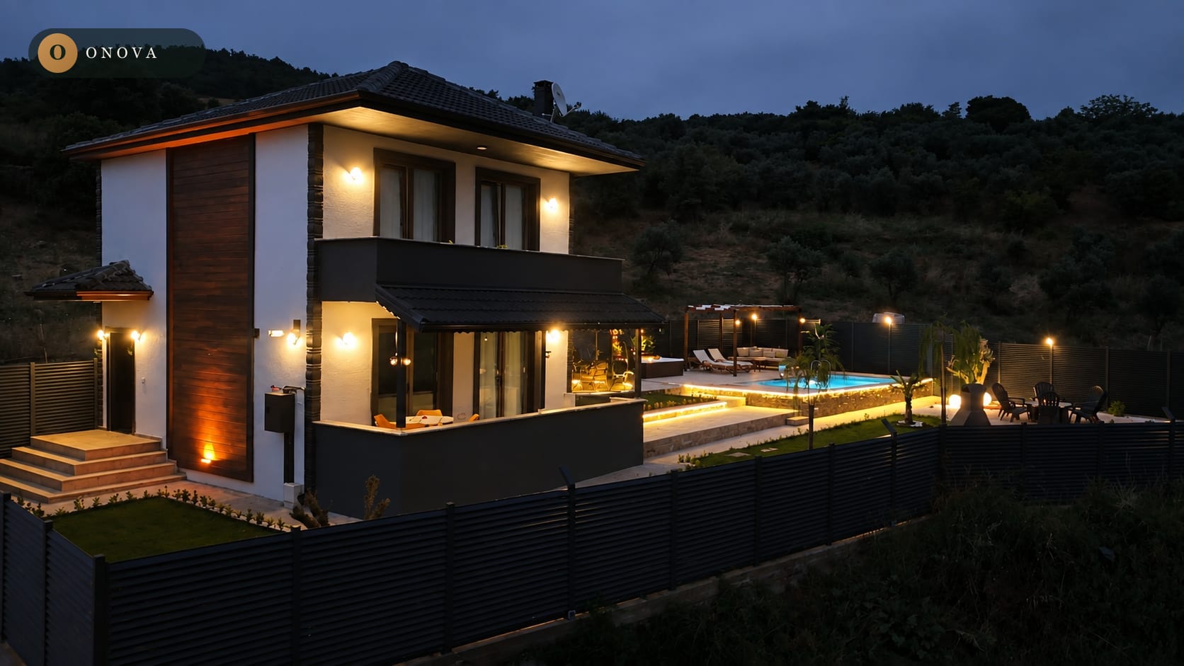 ONOVA Live Nature genel görünüm — gece aydınlatmalı villa ve bahçe
